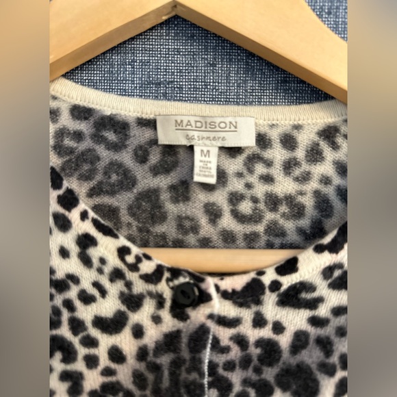 Cashmere Madison Gray and Black Animal Print Cardigan Women’s Medium #CBK - Picture 2 of 5